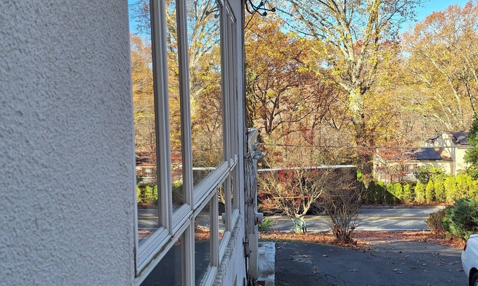 Scarsdale House | Enjoy a centrally located Edgemont 3Brm house in nature