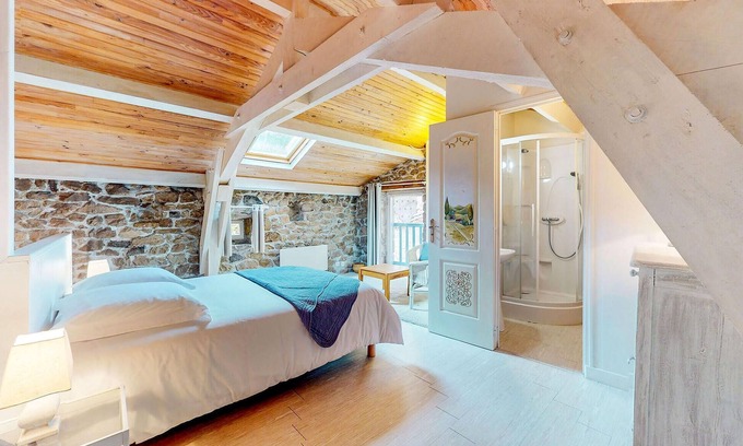 Saint-Christophe-dʼAllier House | Enjoy a beautiful view of the countryside from this inviting vacation home.