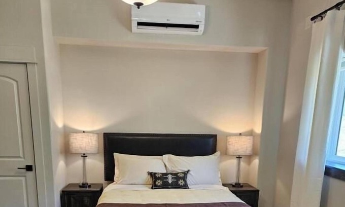 Gardiner House | Enjoy a Hassle-Free Stay! Heated Pool, Free Parking, Close to Gardiner Downtown