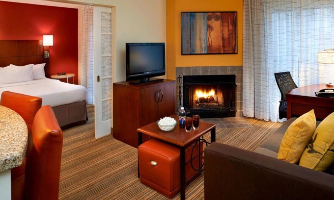 Warren Hotel | Enjoy a Hassle-Free Stay! Close to Freedom Hill Amphitheatre, Free Breakfast!