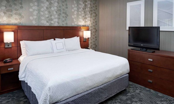 Brookfield Apartment | Enjoy a Hassle-Free and Suiting Stay! 4 Relaxing Units, Pool, Pets Allowed!