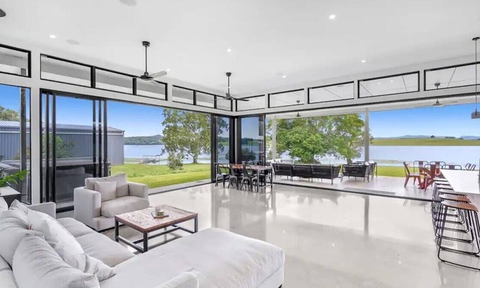 Barrine House | Enjoy a perfect family holiday at this lake front escape in Barrine!