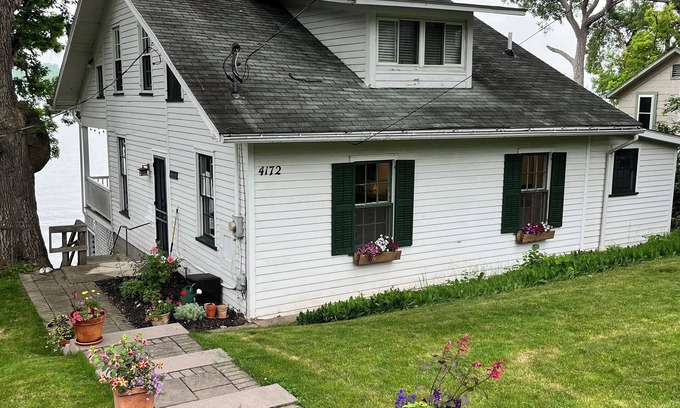 Livonia Cottage | Enjoy a relaxing getaway at Casa San Leone at beautiful Conesus Lake.