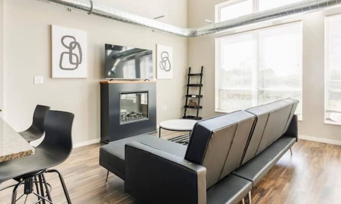 DeBaliviere Place Apartment | Enjoy a stylish experience at this centrally-located Penthouse style apartment