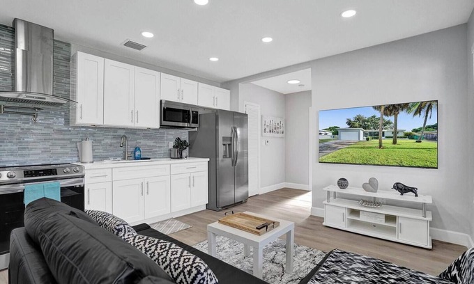 Hollywood House | Enjoy a stylish, relaxing, luxurious experience at this centrally-located Luxury Vacation Home