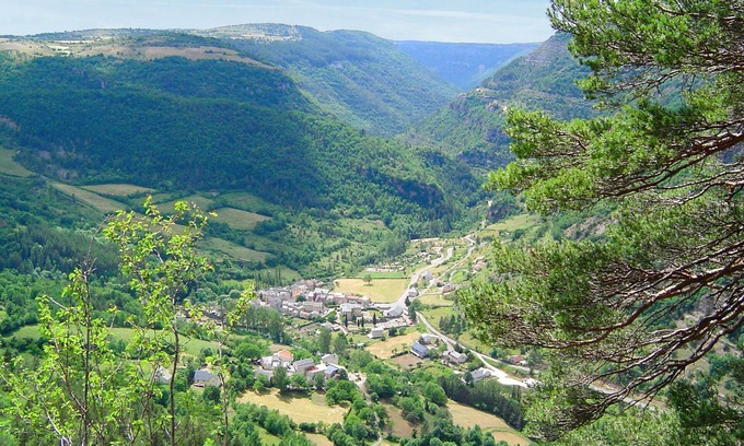 Treves Apartment | Enjoy a wonderful view of the mountains on vacation in this beautiful vacation apartment.