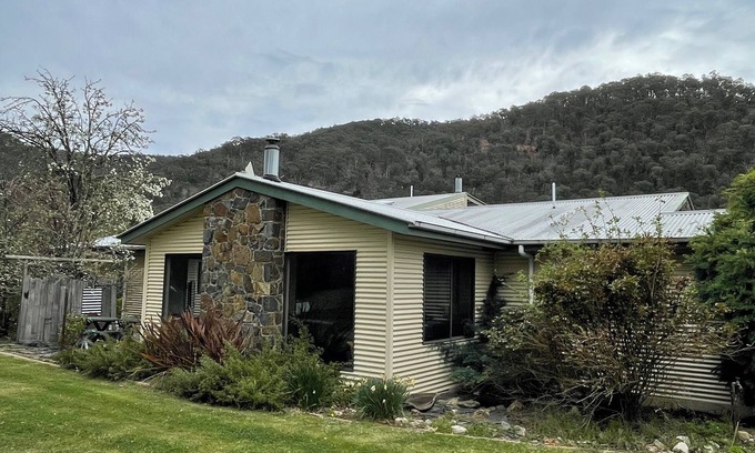 Omeo House | Enjoy Alpine Lifestyle at Mesley Manor, in heart of Omeo, close to Bike Trails