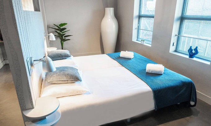 Oss House | Enjoy an elegant room with AC, WiFi, heated floors, and parking. just 5 min from Jan Cunen Museum