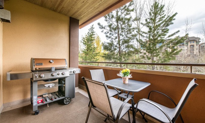 Steamboat Springs Condo | Enjoy Cool AC! Heated Pool-Hot Tub-Gym-Walk to Resort/Town Bus-Elevator-W/D in Unit-Balcony
