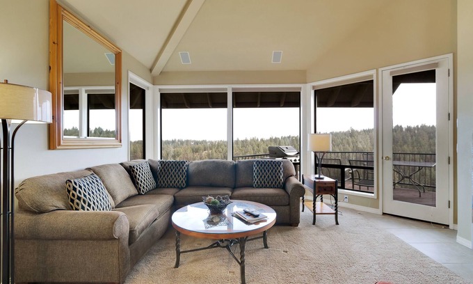 Century West Condo | Enjoy Deschutes River Views from Beautiful 2-Bedroom Mt. Bachelor Village Condo