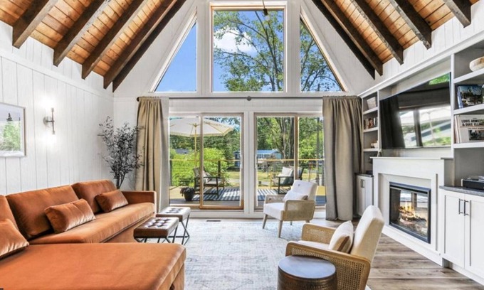 Country Club Estates House | Enjoy everything Lake Geneva has to offer in gorgeously remodeled Fontana home!