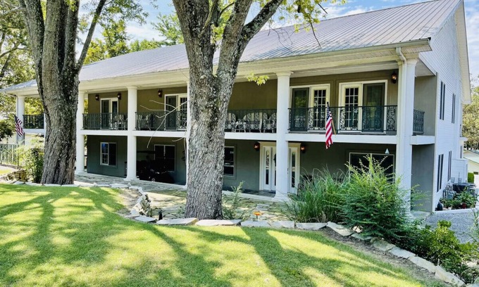 Gilbertsville House | Enjoy Lake Daze w/this Townhome steps from Marina