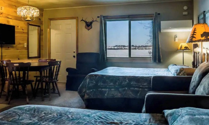 Rice Lake Cabin | Enjoy lakeside relaxation in Room 11 - The Hunting Lodge - Curriers Lakeview
