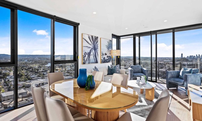 Burleigh Heads Apartment | Enjoy luxury just a stones throw from the beach!