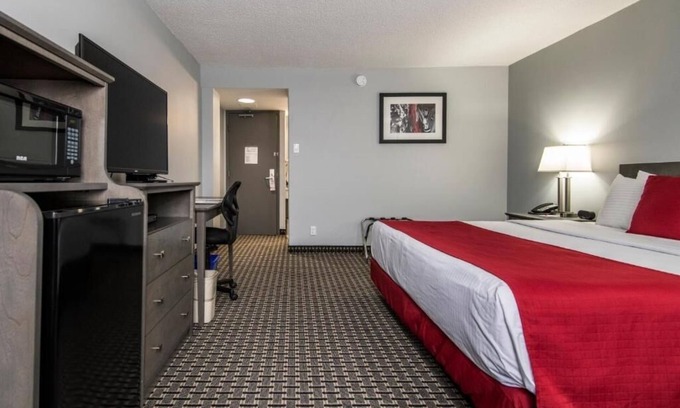 Grande Prairie House | Enjoy Modern Comfort in Clean Room, Steps from Majors Restaurant