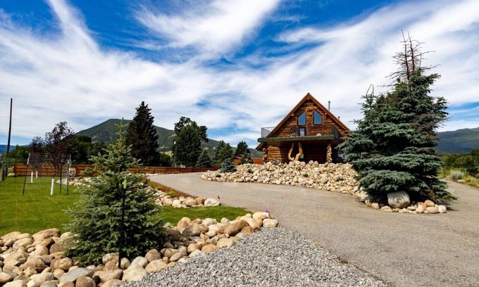 Red Lodge Cabin | Enjoy Mountain Views and Room for All at Log Cabin Lodge