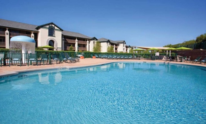Lake Geneva Condo | Enjoy onsite Waterpark in this family friendly 1BD condo