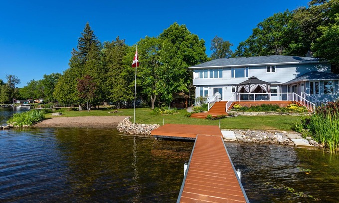 Bobcaygeon House | Enjoy our waterfront cottage with hottub and sauna