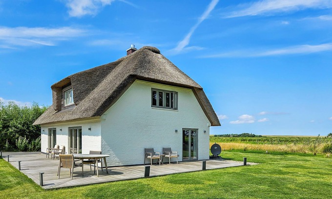 Westerhever House | "Enjoy relaxing days at Reethus 8 Grad Ost near the coast!"