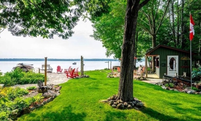 Bobcaygeon Cottage | Enjoy scenic views at 4bdrm Lakehouse with Tikibar