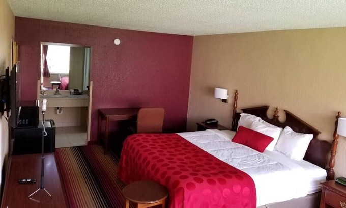 Perry House | Enjoy Small Town Georgia! Stay Minutes Away From Georgia National Fairgrounds!