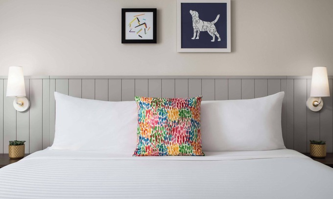 Thornhill Hotel | Enjoy Spacious Living at This Thornhill Suite w/Breakfast and Swimming Pool