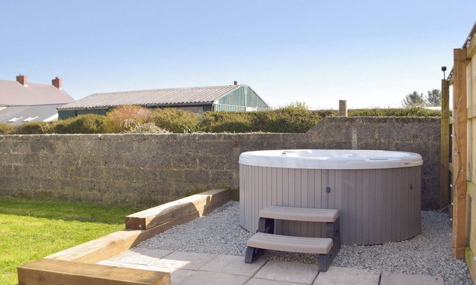 Maenclochog Cottage | Enjoy star gazing from your very own hot tub with lots of walks nearby.