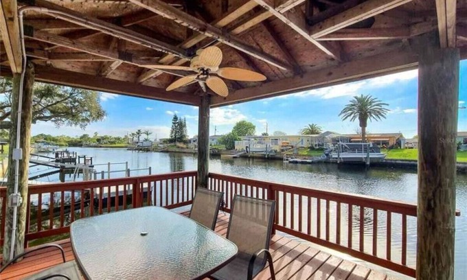 Port Richey House | Enjoy Sunset with Dolphin & Manatee