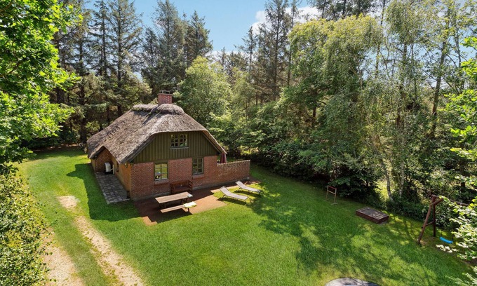 Øby House | Enjoy the beach and the sea on vacation in this aparten vacation home.