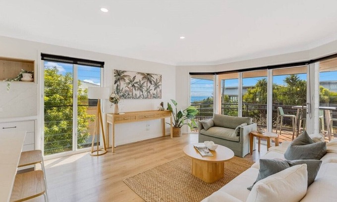 Kingscliff House | Enjoy the sea breeze from this coastal retreat!