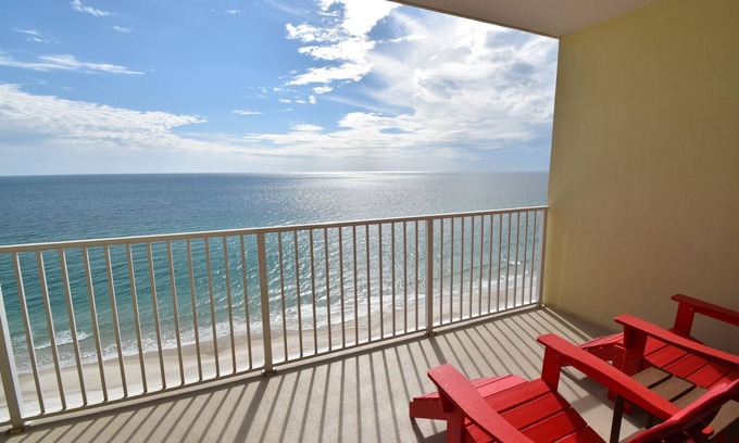 Gulf Shores Condo | Enjoy this Beachfront Condo with Amazing Views!