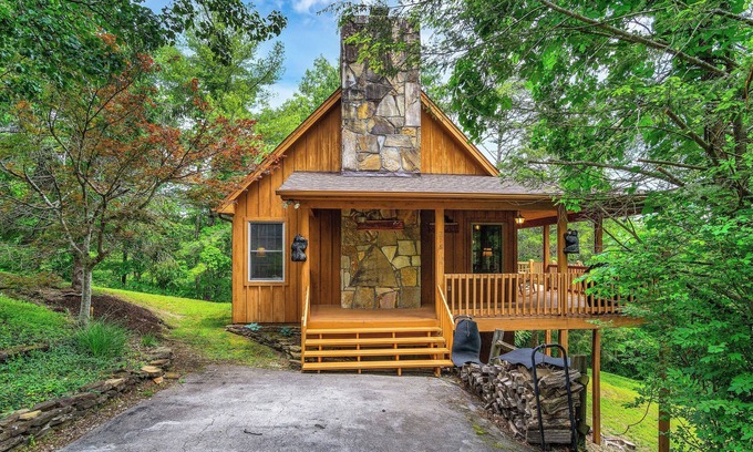 Townsend Cabin | Enjoy this cozy home with a wrap around porch , near the Smoky Mountains