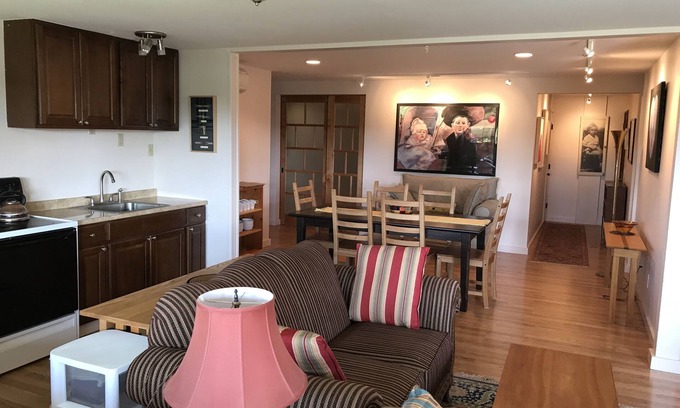 Vashon Island House | Enjoy up close views of Quartermaster Harbor near to all Vashon has to offer