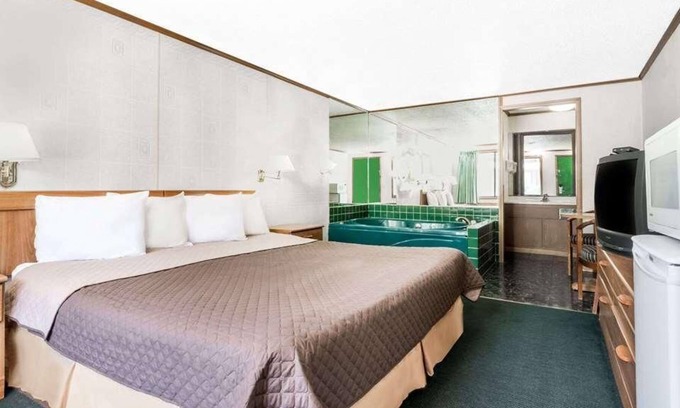 Summitt House | Enjoy Your Stay at Knights Inn Ashland! Pool, Picnic Area, Parking, WiFi