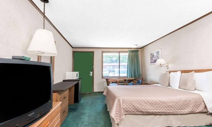 Summitt Resort | Enjoy Your Stay at Knights Inn Ashland! Pool, Picnic Area, Parking, WiFi
