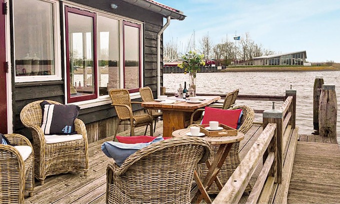 Lauwersoog House | Enjoy your vacation in this cozy furnished boathouse on the water.
