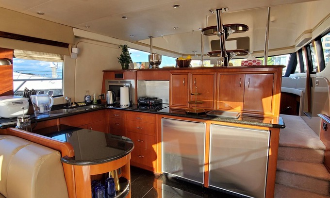 Central Boat Rental | Enjoyable 3-bedroom luxury boat with WiFi in Vancouver