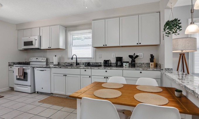 Madison Heights Apartment | Enjoyable Stay for Families and Friends by Detroit