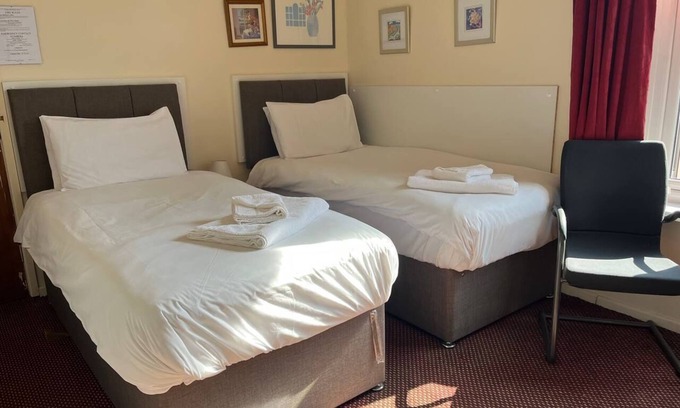 Gloucester House | Ensuite twin room with private bathroom