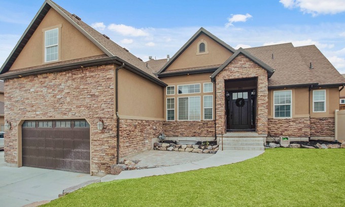 Saratoga Springs House | Entertainment dream Large Home with 7 bedrooms sleeps 20+