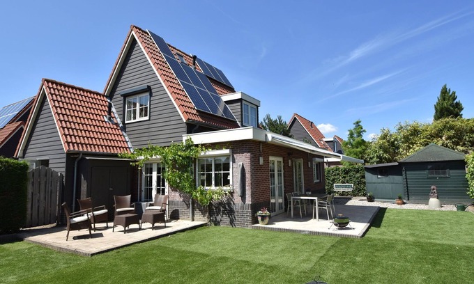 Oude-Tonge House | Enticing Holiday Home in Oude with Garden
