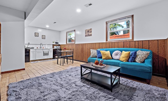 Elgin Apartment | Entire 1 bed 1 bath apt /Nurses/Contractors/Laundry/FREE Wifi/Parking