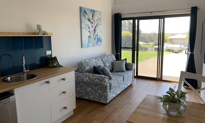 Ulladulla Apartment | Entire 1br 50sm guest suite 3mins to beach shops restaurants small dog welcome.n