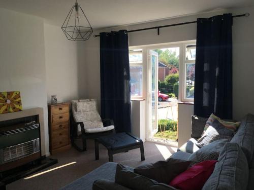 Wokingham Apartment | Entire 2 bed apartment - Up to 4 guest - 10 min from station & town centre