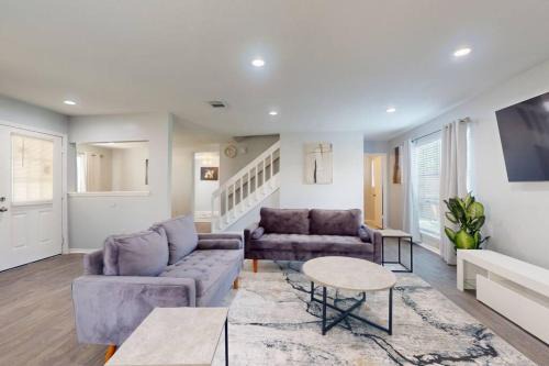 Greater Fondren Southwest House | Entire 3/2.5 Lux Retreat Home in the heart of Houston few Miles from Major Houston attractions & Pets Friendly