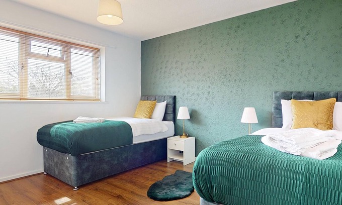 Crays Hill House | Entire 3 Bed Home in Basildon Sleeps up to 6