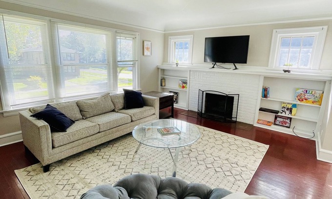 Waukegan House | Entire 3 Bedroom Cozy Unit