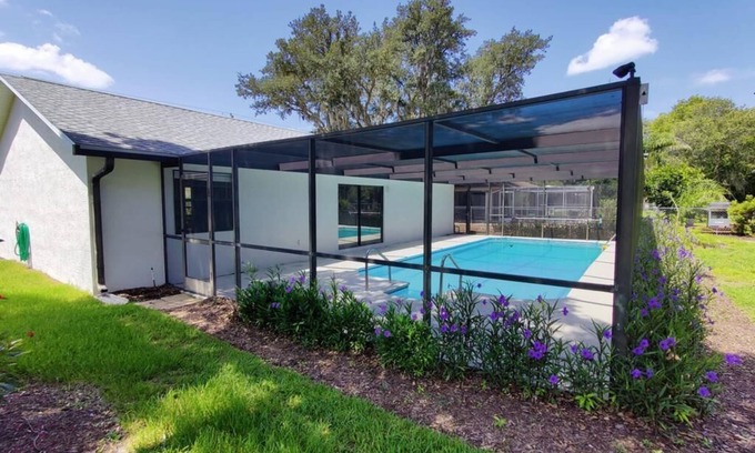 Spring Hill House | Entire 3bd w/large screened POOL - 6 min from Weeki Wachee