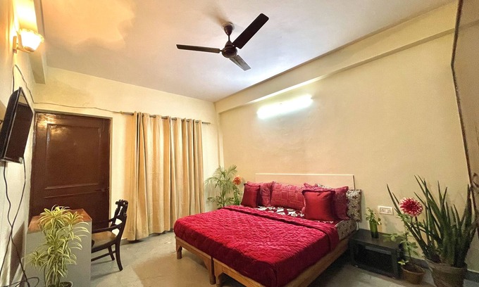 Gurugram House | entire 3bhk with big hall n kitchen on ground flr