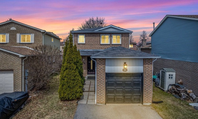Richmond Hill House | Entire 3BR Home in Richmond Hill w/Finished Basement, Jacuzzi & Parking
